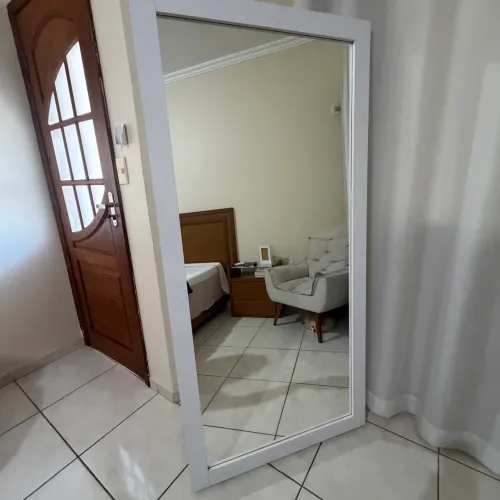 Espelho de chão com moldura em MDF branca, medindo 1,75 de altura e 0,85 de largura.