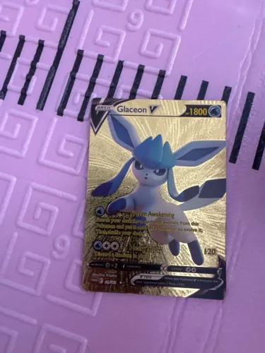 Glaceon v carta de pokemon dourada