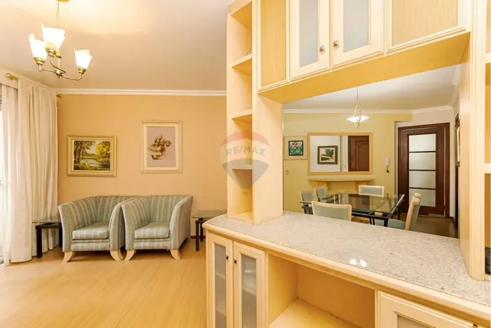 Apartamento em frente ao MON, 81m², 2 quartos com suíte