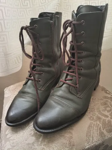Bota feminina em couro legítimo - Tam 39
