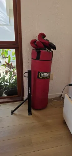 Saco de pancadas marca Punch + par de luvas + suporte de parede