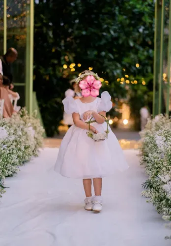 Vestido + cinto de pérola com laço + arco de flores.