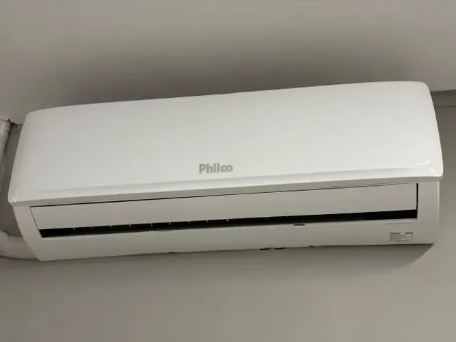 Vendo, Mesa Cadeira aparador, cafeteira , ar condicionado, computador completo
