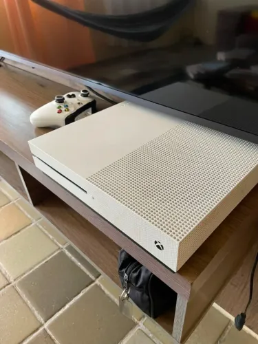 Xbox One S Branco + 2 Controles Originais + Caixa e Nota Fiscal