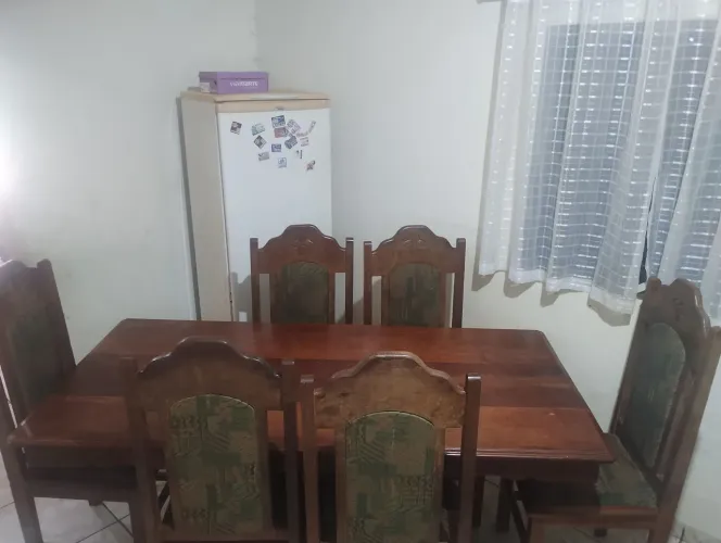 Vendo mesa com 6 cadeiras de madeira em anapolis