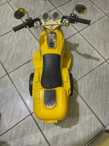 Moto elétrica infantil.