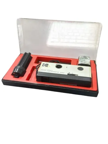 Esta é uma câmera Kodak Pocket Instamatic 200 vintage lançada na década de 1970.Ela utiliz