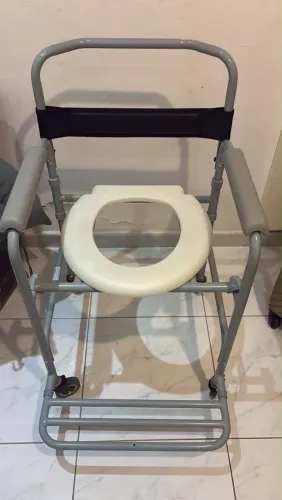 Cadeira Higiênica para Banho e Uso Sanitário com Rodinhas