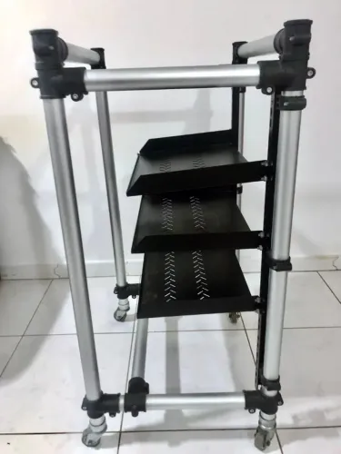 NOVISSIMO RACK TITANIUM, TODO EM ALUMINIO COM RODINHAS E 03 BANDEJAS