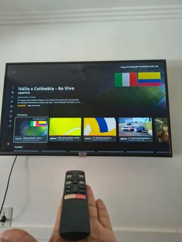 Smart TV TCL 43" funcionando perfeitamente. Acompanhante suporte pedestal e de parede