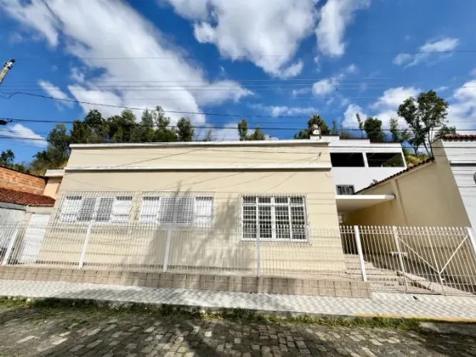 Casa com 3 dormitórios, quintal amplo, edícula e garagem para 3 veículos