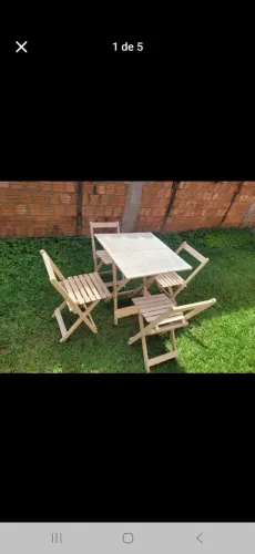 Uma mesa e 4 cadeiras