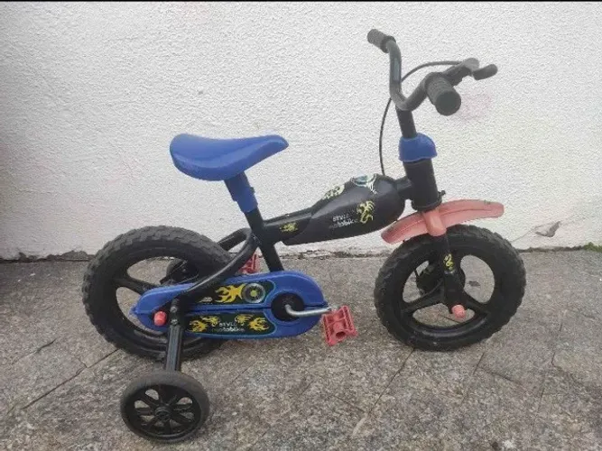 bicicleta infantil azul com rodinhas aro 12