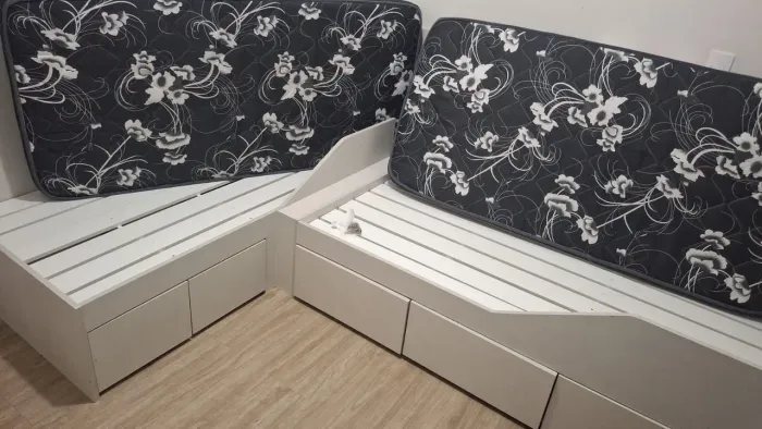 CAMA INFANTIL CINZA CLARO COM GAVETAS (USADO)