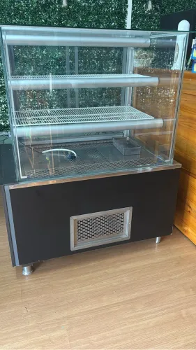 Vitrine boleira refrigerada
