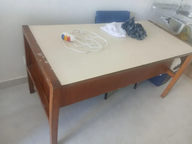 Mesa escrivaninha escritório com três gavetas