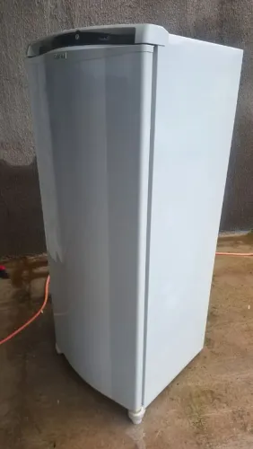 Vendo geladeira Cônsul Fros free nunca deu problema esta original funcionando 
