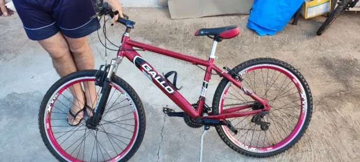 Vendo bike alumínio, bem conservada Aro 26 quadro 15 marcha 21 Pneus Novos