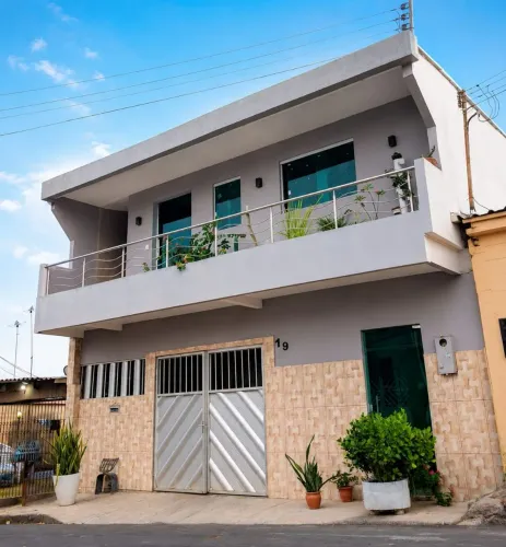 Casa Ampla com 5 Quartos, 4 Banheiros e Excelente Potencial de Renda - R$ 480.000