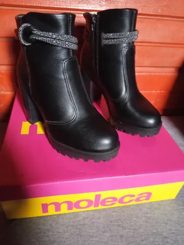 Estou vendo está bota usada somente uma vez.