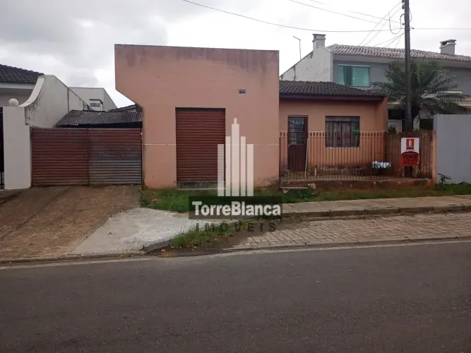 Terreno à Venda em Palmeira com Acesso para 2 Ruas e 2 Casas de Madeira