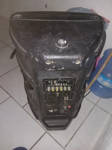 Uma caixa de som