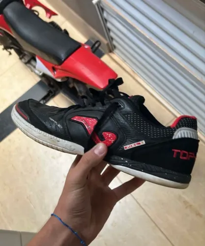 Chuteira joma top flex tamanho 39 preta e vermelha usada pouquíssimas vezes