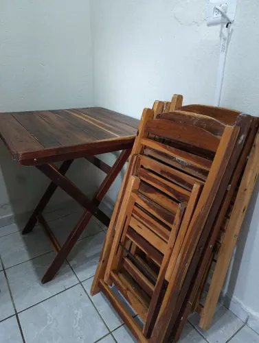 Agora mesa de madeira