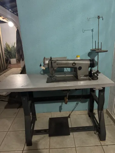 Máquina de costura reta