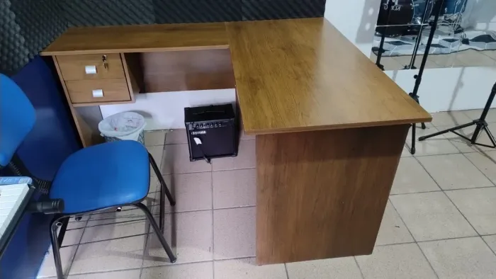 Mesa de escritório em L com gavetas