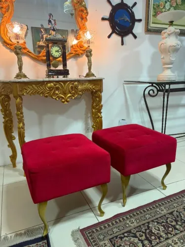 Par de Puffs em veludo vermelho com pés de Bronze
