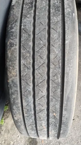Vendo roda de carreta com pneu