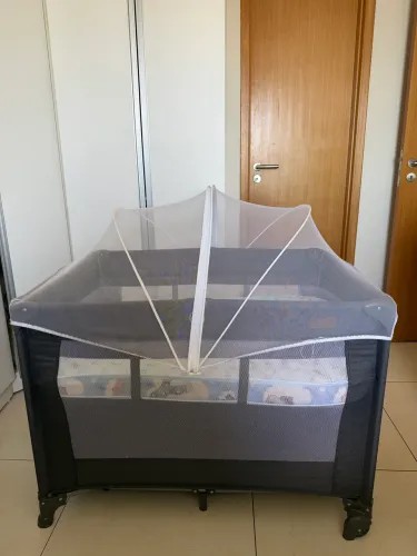Berço portátil cercado com colchão semi novo