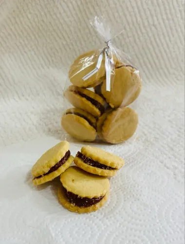 Biscoito amanteigado caseiro recheado goiaba