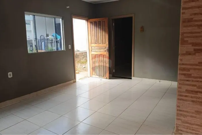 Casa com Amplo Terreno e Renda Imediata em Jaru