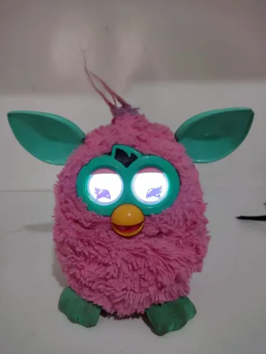 Brinquedo Furby da Hasbro funcionando perfeitamente