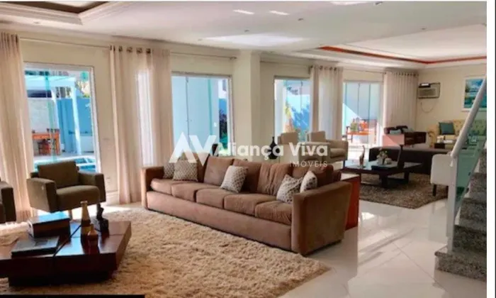 Recreio dos Bandeirantes | Casa 5 quartos, sendo 4 suites