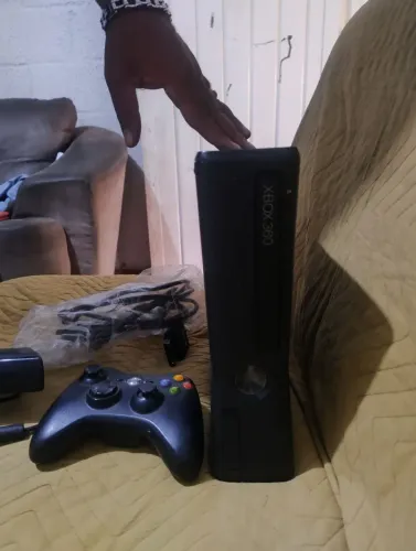 Vendo Xbox 360 preto com Kinect e controle