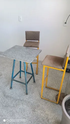 Banquetas e mesa de mármore