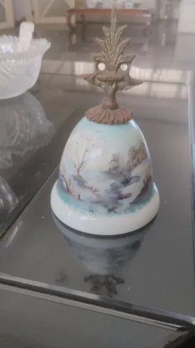 Sino com cúpula de porcelana e peça superior em bronze. Pintura artística a mão de 1988.