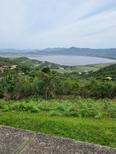 Terreno com vista para a Lagoa da Ferrugem, localizado no Condomínio Caminho do