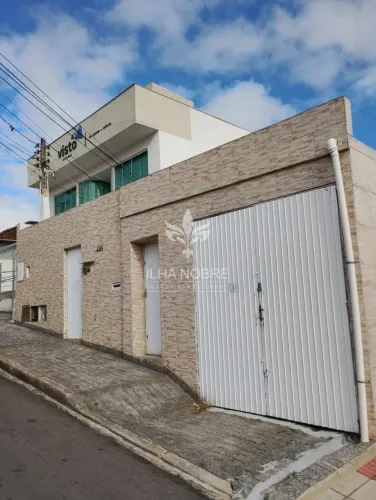 Casa com 3 dormitórios, ambientes amplos e excelente localização