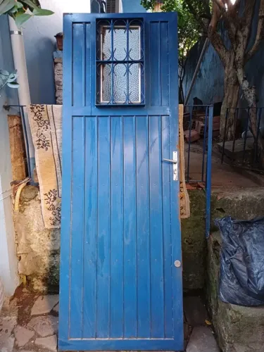 Porta externa reforçada de ferro com janelinha, com marco. Largura 73 cm x 2mt 6 cm altura
