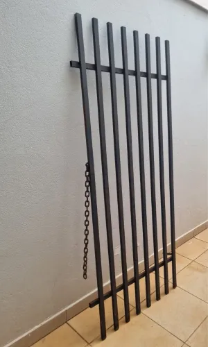 Portão de ferro com corrente