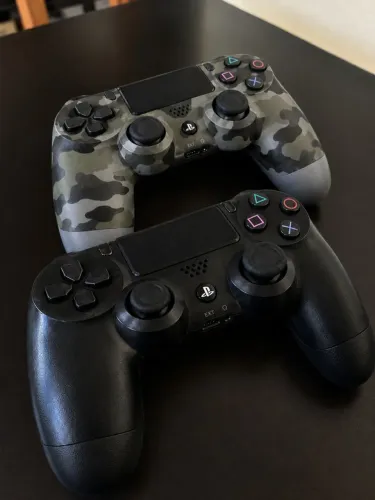 2 CONTROLES DE PS4 + CARREGADOR