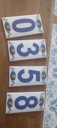 CUATRO tijolos de ceramica com números. Números para endereço 