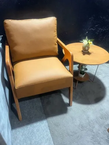 Poltrona estrutura de madeira revestimento courino