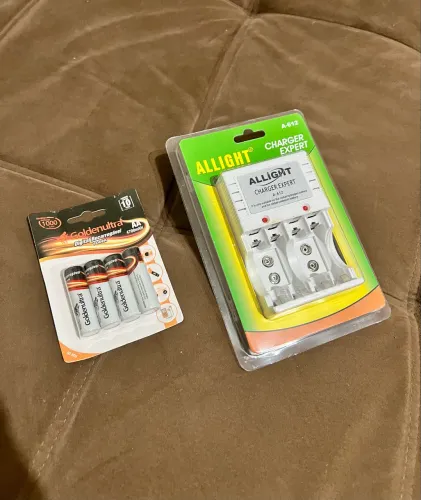 Carregador de Pilhas Universal Bivolt + 4 Pilhas AA Recarregáveis 4700mAh + 9V