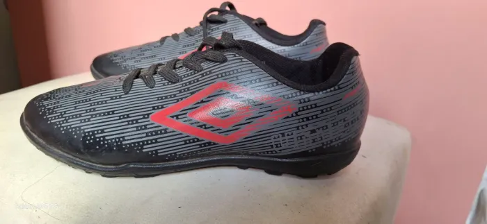 Chuteira umbro tam:35