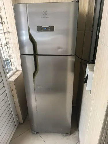 Geladeira Eletrolux 310l